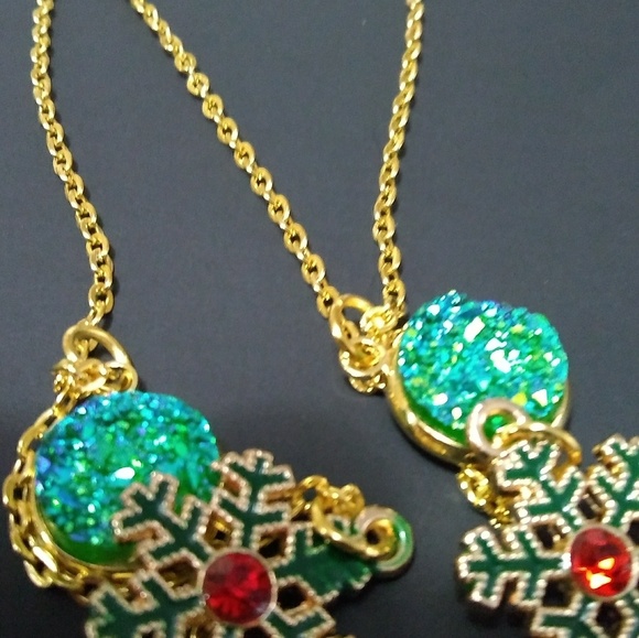 Magnificent Green Snowflake Red Stone Necklace - Picture 5 of 5